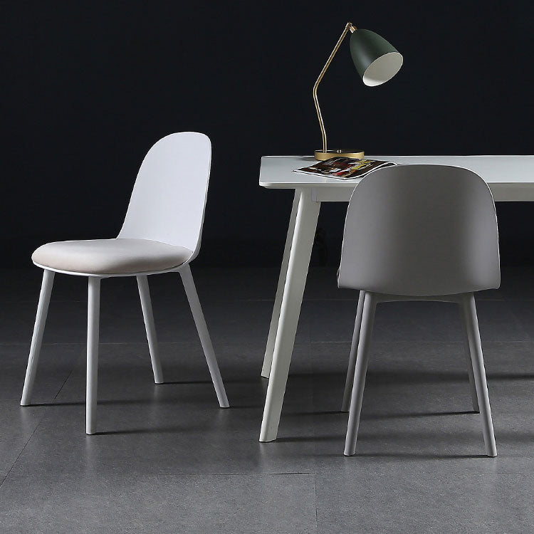 Silla auxiliar de comedor escandinavo de plástico Silla de comedor Parsons con acabado mate (juego de 4)