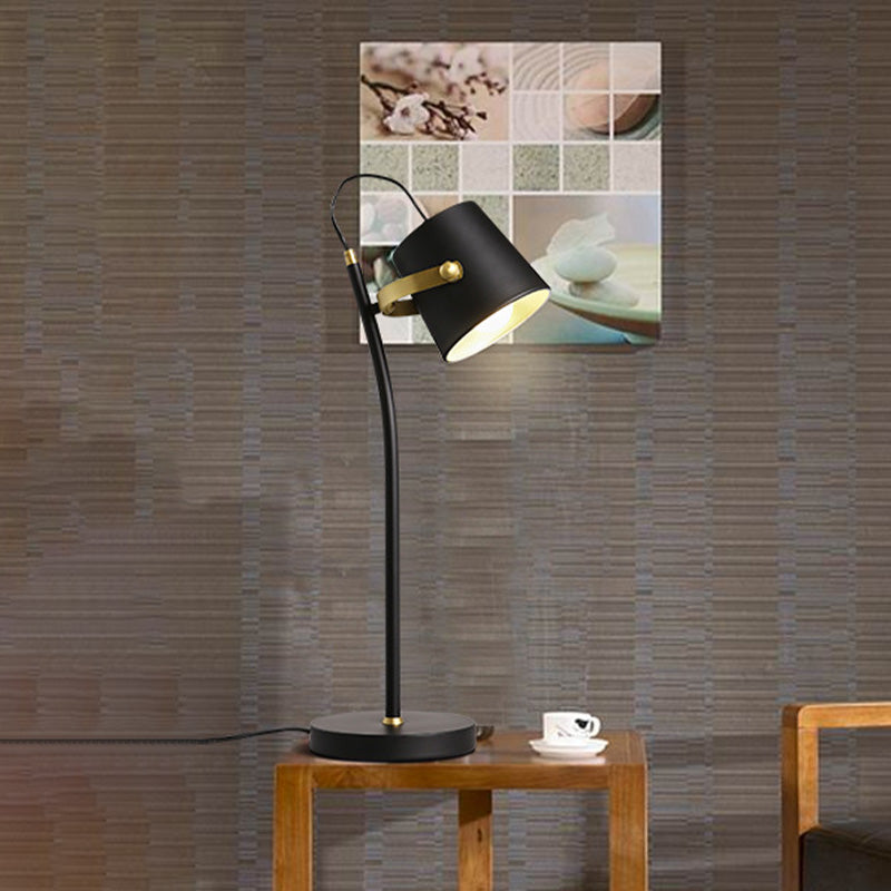 Eigentijdse 1 kop taakverlichting zwarte vat kleine bureaubriek met metalen schaduw