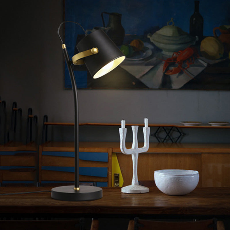 Eigentijdse 1 kop taakverlichting zwarte vat kleine bureaubriek met metalen schaduw