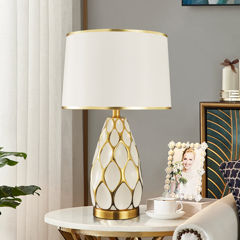 Lámpara de noche blanca de 1 bombilla moderna con iluminación de mesa de tambor de cerámica con pantalla de tela para sala de estar
