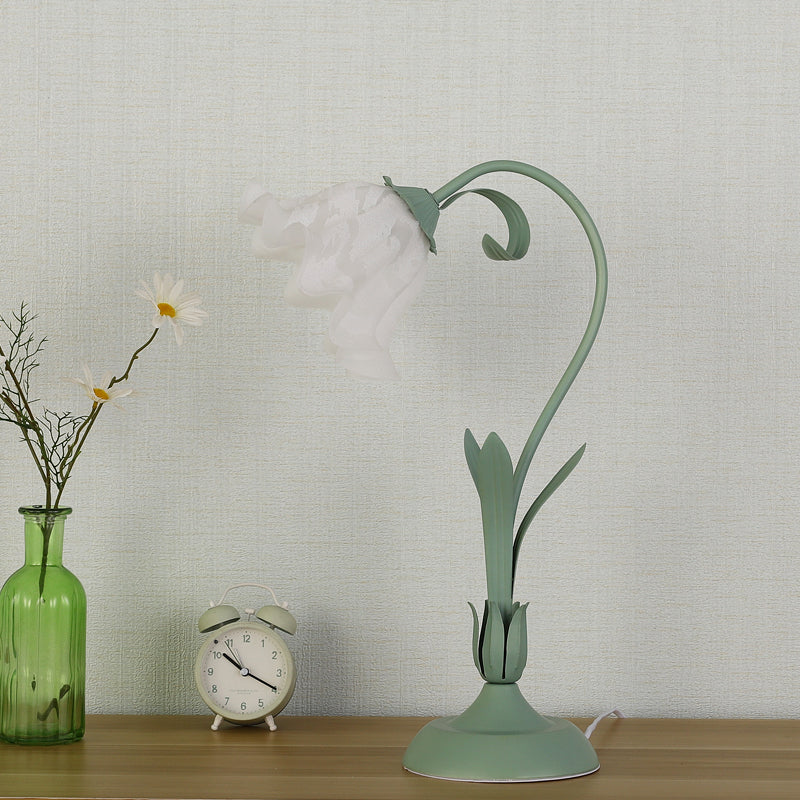 Modernism Flower-shape Night Table Lamps Metal 1 Light Nightstand Lamp in Green