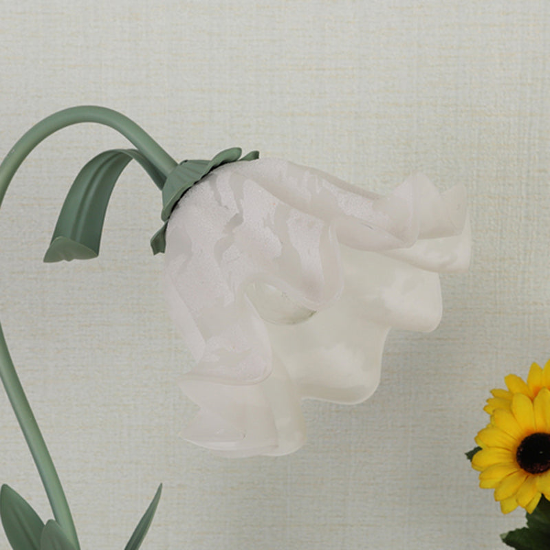 Modernism Flower-shape Night Table Lamps Metal 1 Light Nightstand Lamp in Green