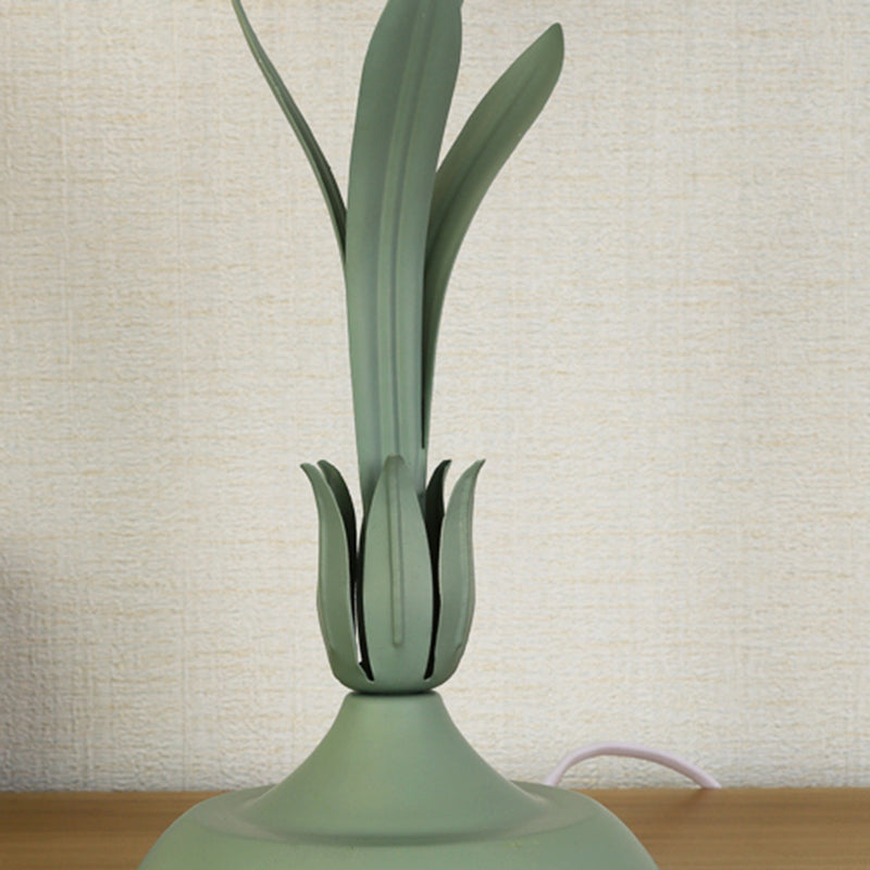 Modernism Flower-shape Night Table Lamps Metal 1 Light Nightstand Lamp in Green