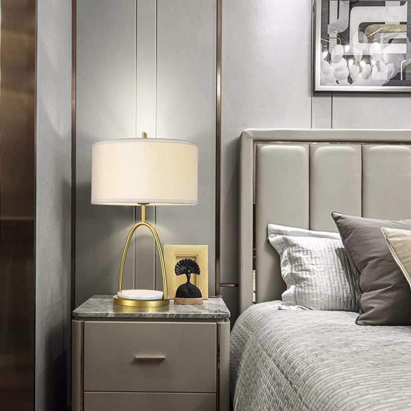 Comodino in metallo bianco tamburo Illuminazione Modernismo Lampada da tavolo in tessuto a 1 luce per soggiorno