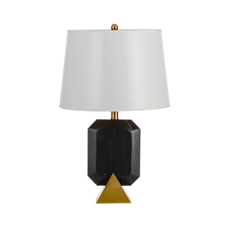 Lussuosa lampada da tavolo in pietra affusolata con 1 testa, illuminazione notturna in tessuto in nero per soggiorno