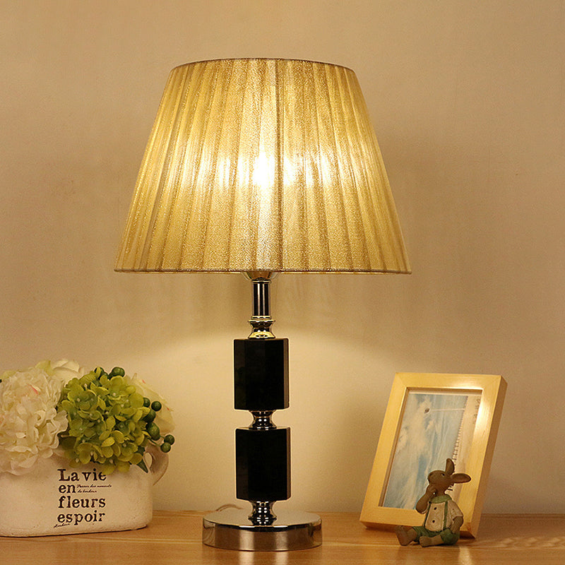 Lampada da tavolo con paralume plissettato in cristallo Simplicity Illuminazione notturna a 1 luce in beige per camera da letto
