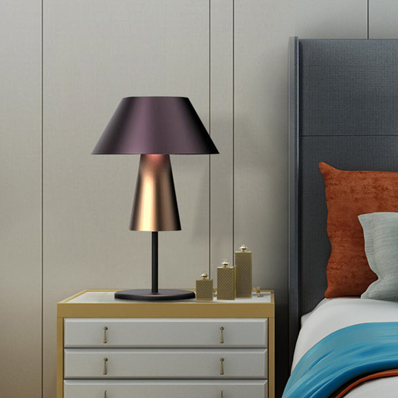 Postmoderne, sich verjüngte Nachttischlampe Metall 1-Licht Wohnzimmer Nachttisch Licht in Schwarz