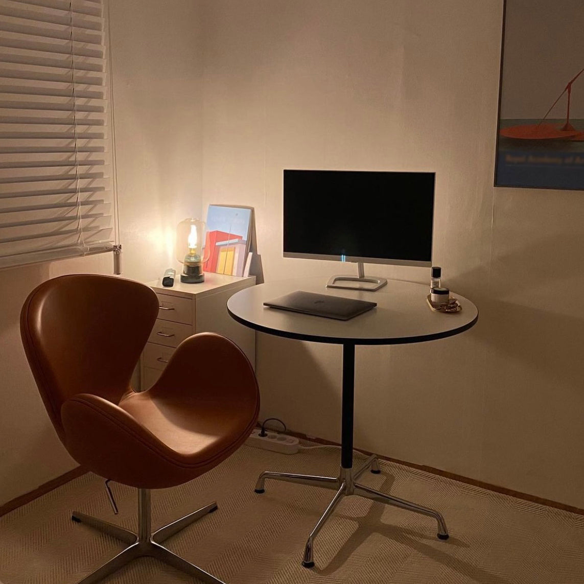 Table à manger ronde contemporaine en métal fabriqué en bois avec piédestal