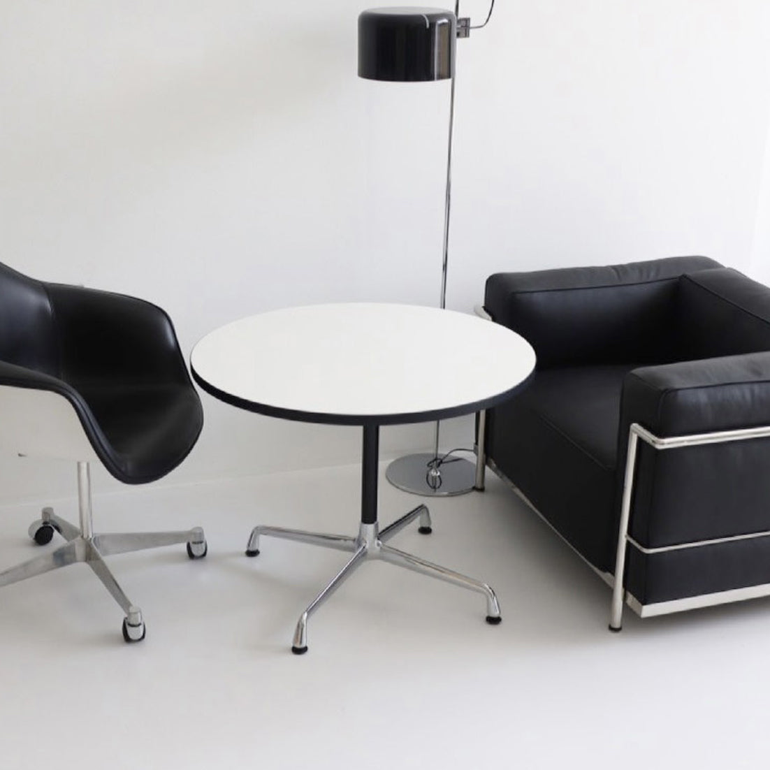 Table à manger ronde contemporaine en métal fabriqué en bois avec piédestal