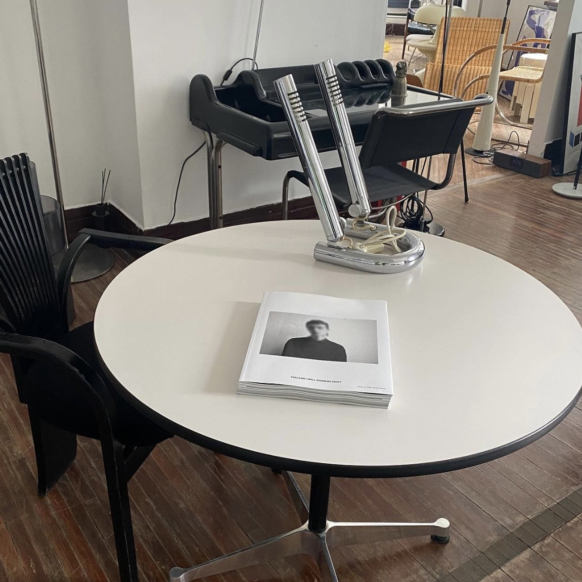 Table à manger ronde contemporaine en métal fabriqué en bois avec piédestal