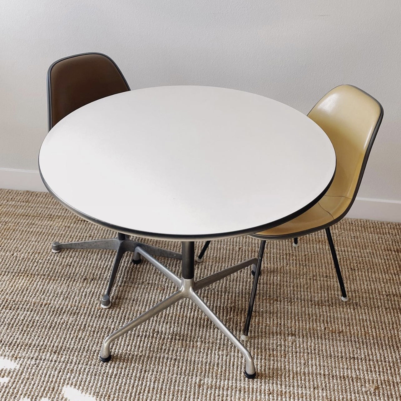 Tavolo da pranzo rotondo contemporaneo in metallo tavolo da pranzo in legno con piedistallo