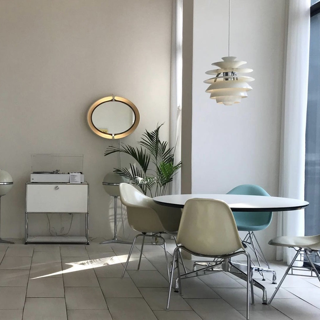 Table à manger ronde contemporaine en métal fabriqué en bois avec piédestal
