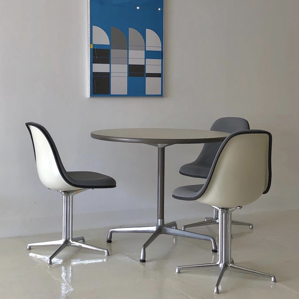 Table à manger ronde contemporaine en métal fabriqué en bois avec piédestal