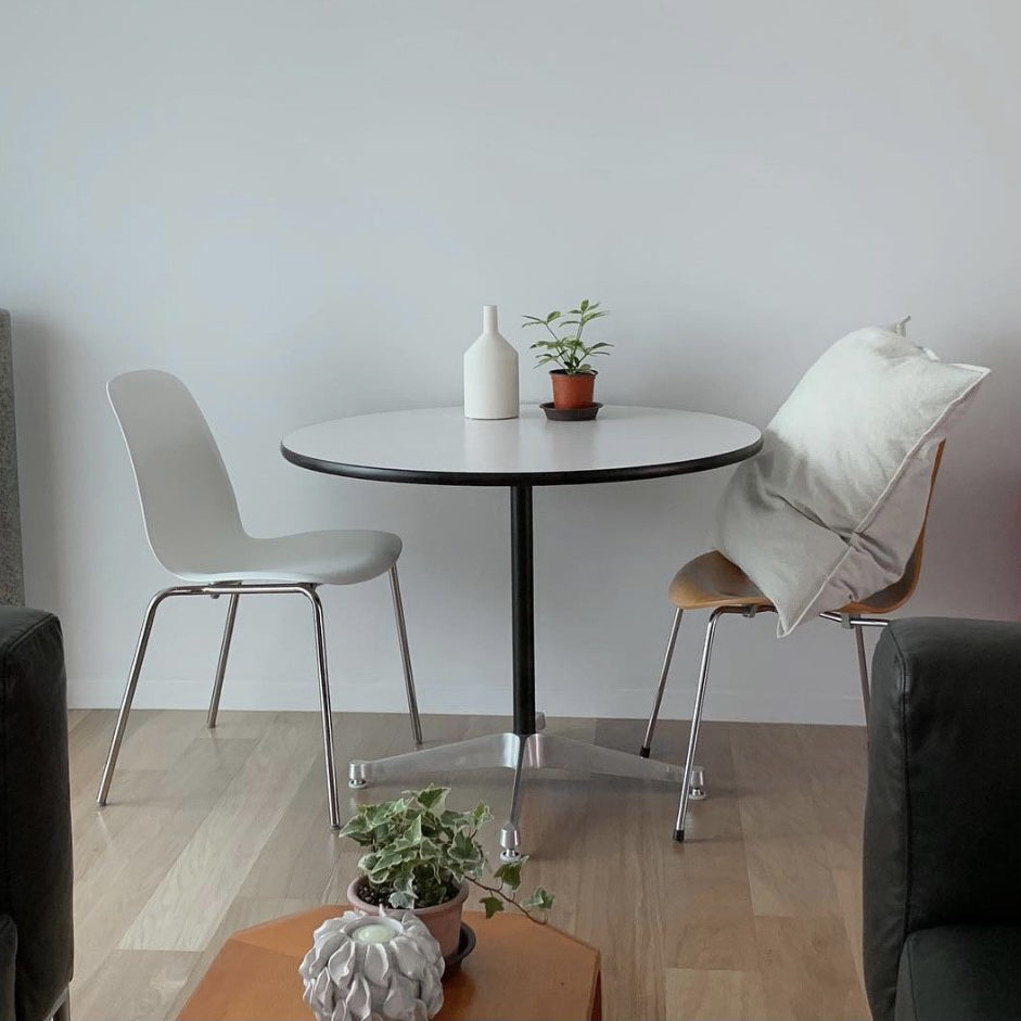 Table à manger ronde contemporaine en métal fabriqué en bois avec piédestal