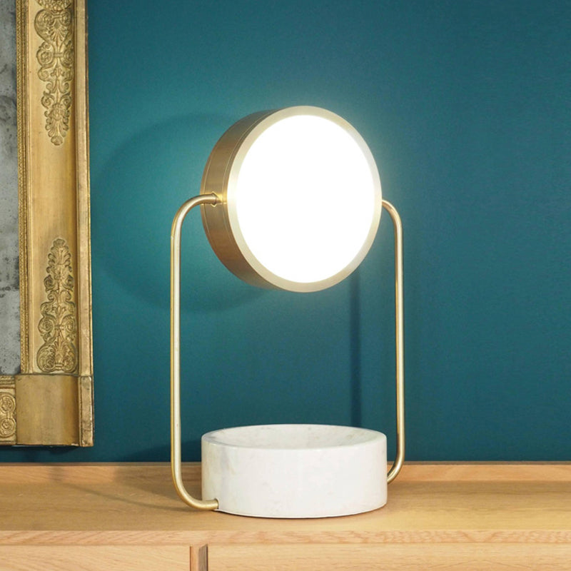 Éclairage de table de nuit ronde en métal moderniste 1-Bulb Éclairage de table de nuit réglable en or pour salle d'étude