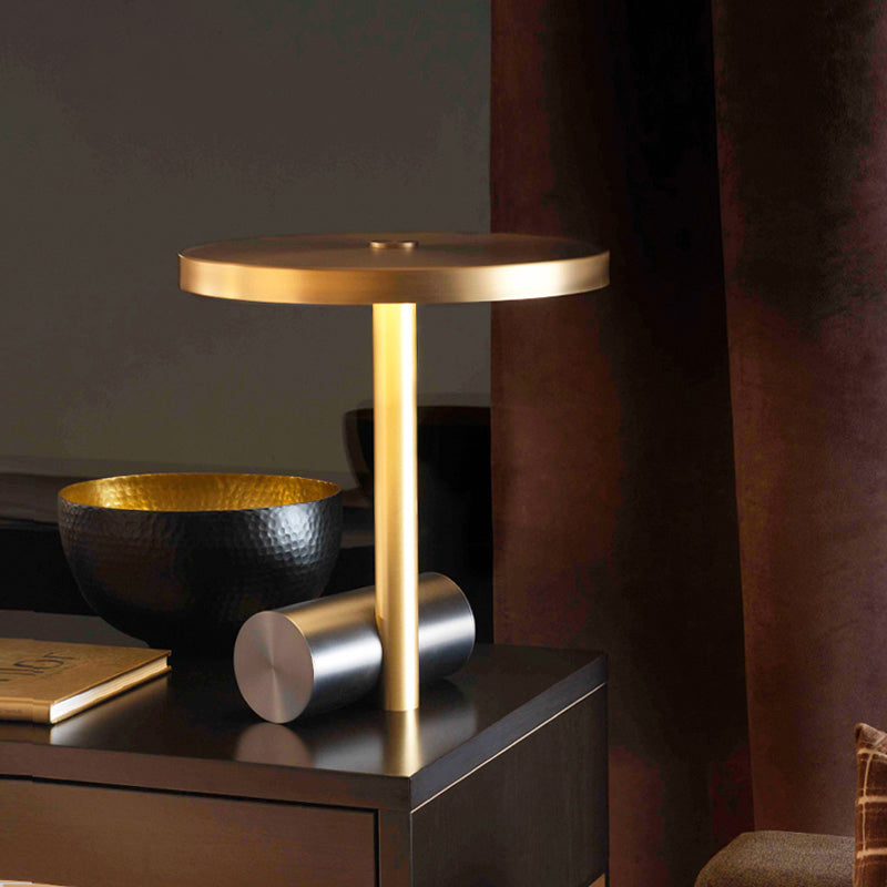 Éclairage de table d'or de table de nuit à LED post-moderne avec de l'ombre en métal pour salle d'étude