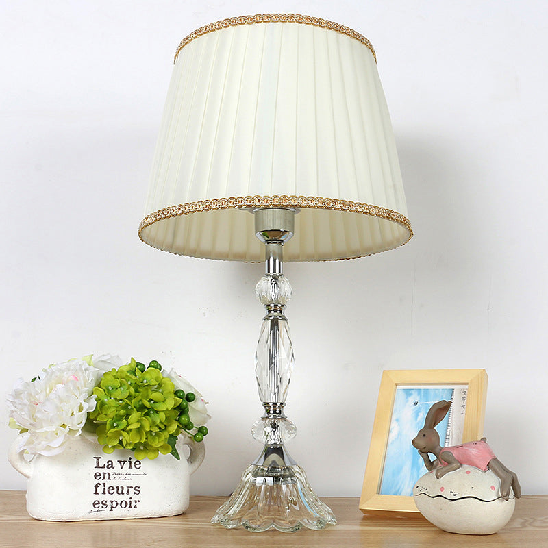 Tavola cristallina da letto a 1 bulbina leggera lampada da comodino bianco moderno con tonalità in tessuto affusolato