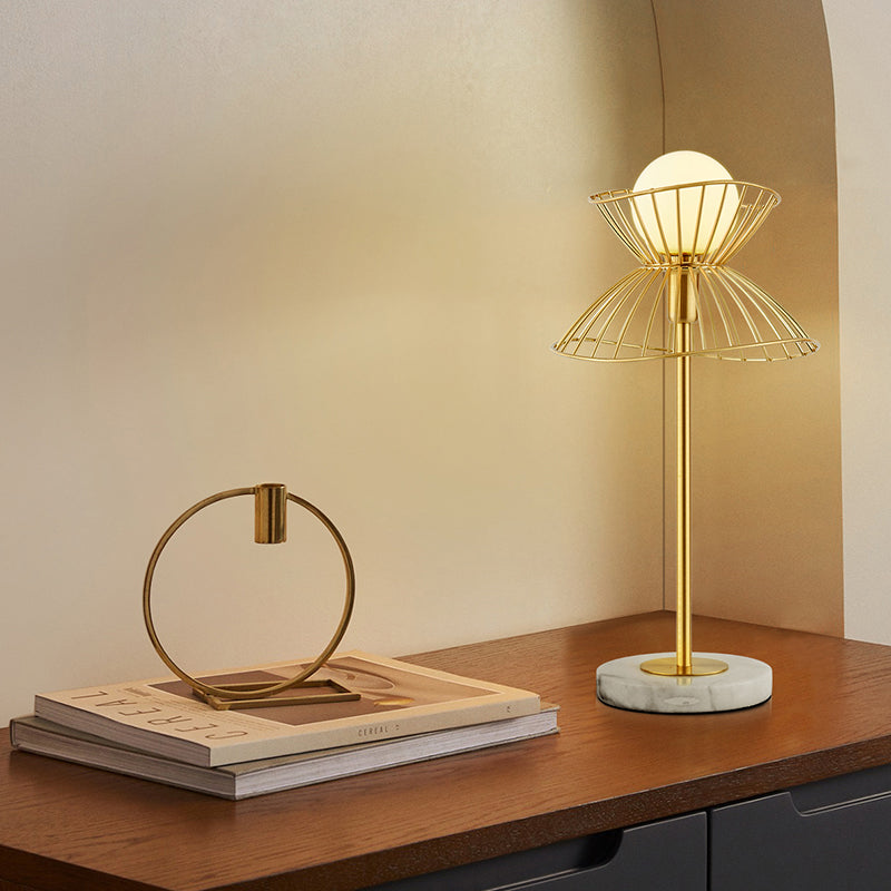 Globe Metal Night Table Light Moderniste 1 Bulbe Gold Trill Stand pour salle d'étude