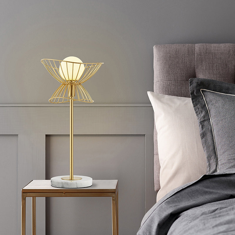 Globe Metal Night Table Light Moderniste 1 Bulbe Gold Trill Stand pour salle d'étude
