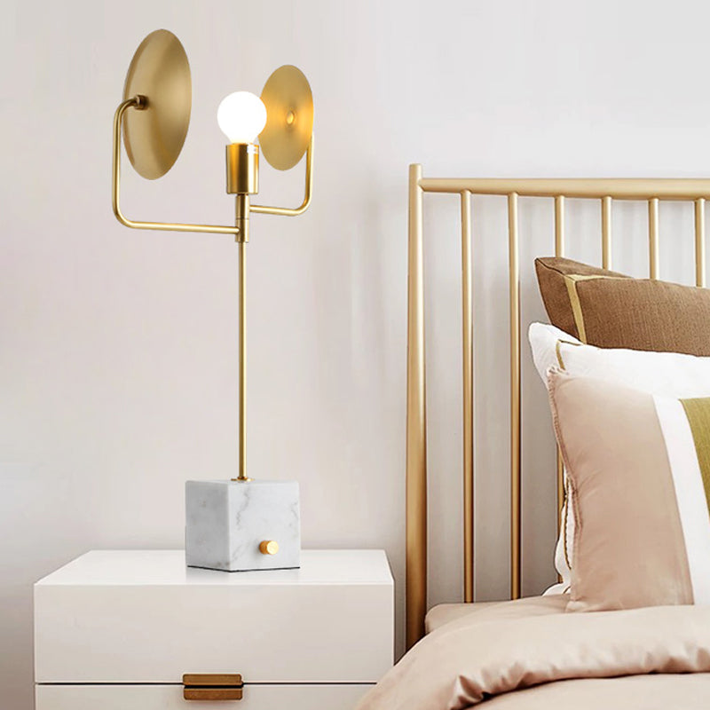 Gold Bare Lampe Tischbeleuchtung postmodern 1 Glühmarble Nachtlampe mit Metallschatten