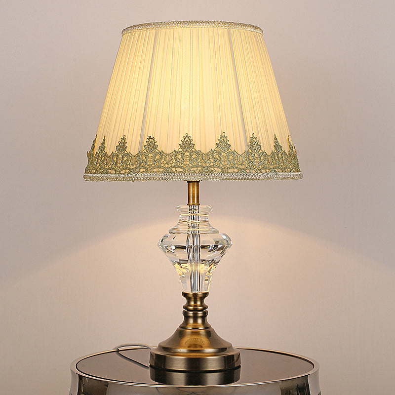 Zeitgenössischer gebogener Nachttisch Lampe handgeschnittene Kristall 1 Glühbirne Leslicht in Beige