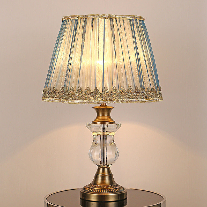 Ausgeflügelter Stofftisch Lampe moderne 1 Kopf Goldtischlicht mit geformter metallischer Basis
