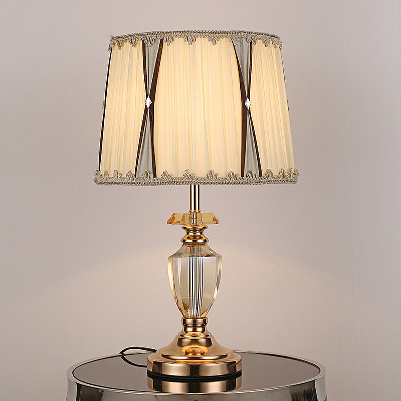 Lampada da tavolo moderna in tessuto con paralume a cono, 1 lampadina, piccola lampada da scrivania in beige per camera da letto