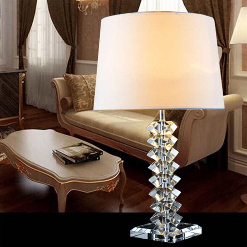 Lampe de bureau conique en tissu, lampe de table de nuit moderne à 1 ampoule en blanc avec base en cristal