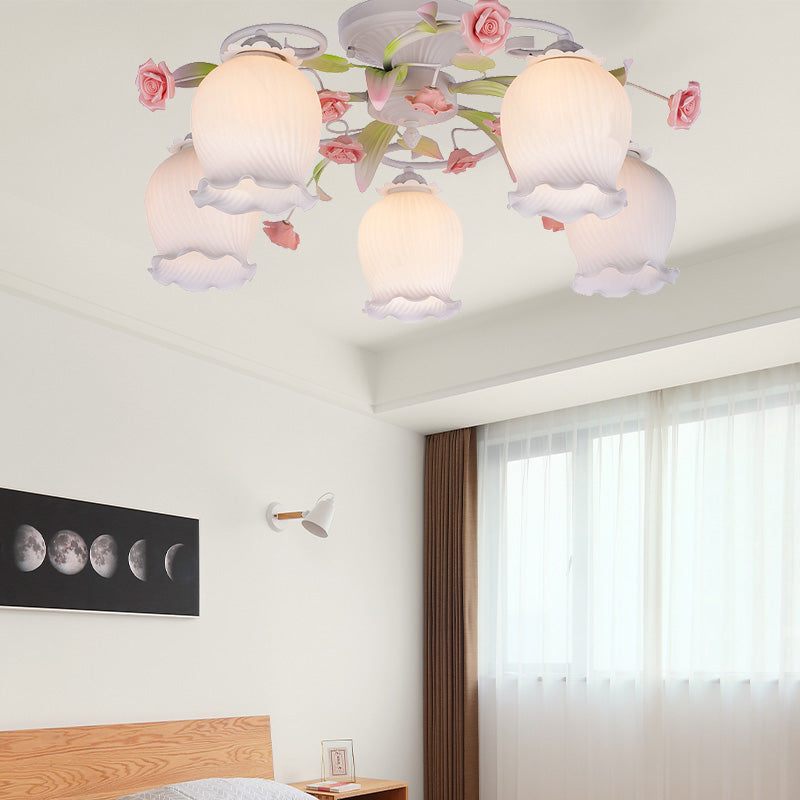 Metal White Techo Accesorio Charlete 5 Bombullitos Flor Pastoral Semi Flush Light para dormitorio