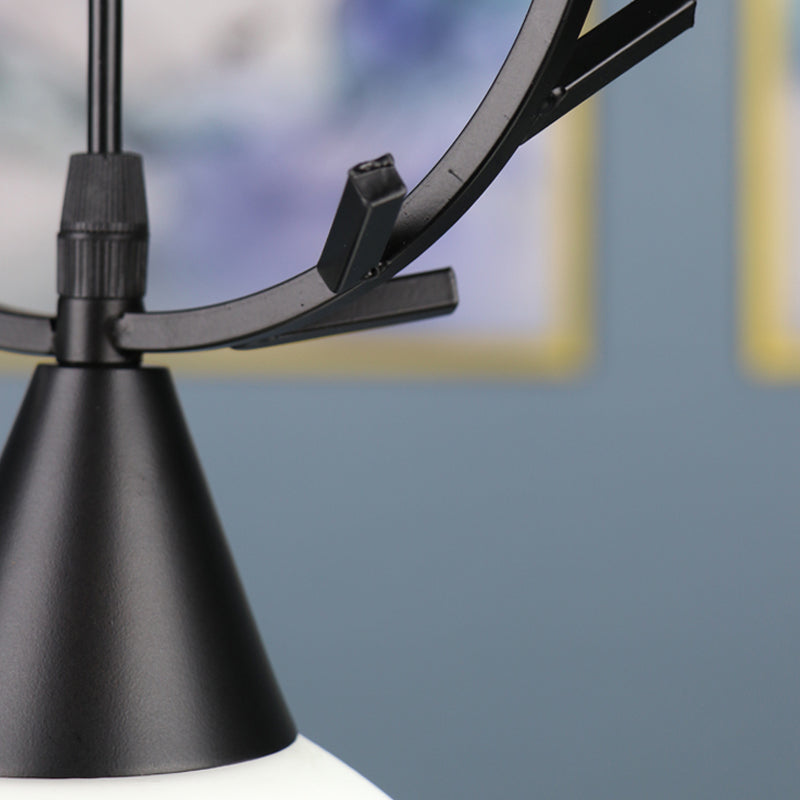 Modern Creative Creative Creative Light Lampade in ferro laccata lampada appesa con tonalità di vetro bianco