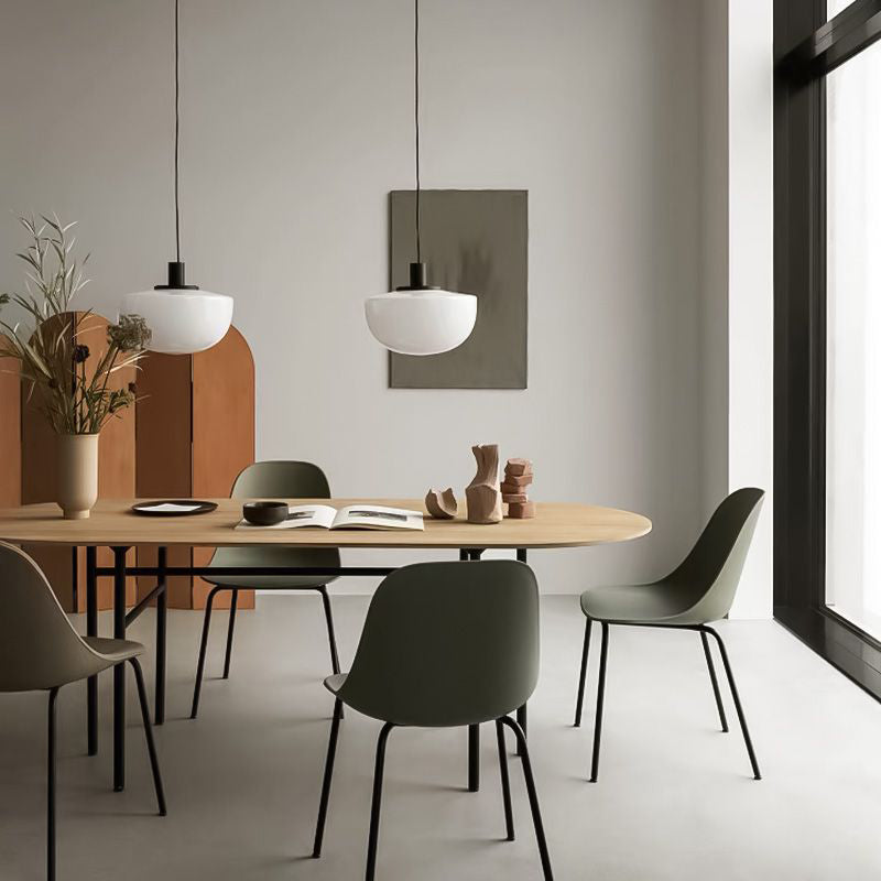 Ovaler minimalistischer Esstisch in Holzfarbe, fester Tisch mit Massivholz