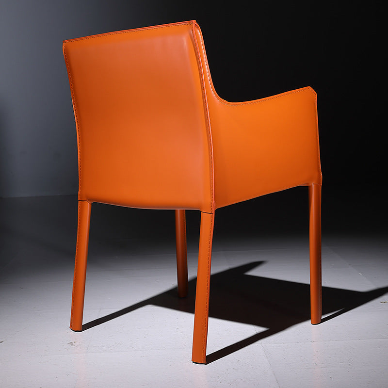 Silla de comedor individual con respaldo sólido y acabado mate de cuero con silla de montar para el hogar de estilo diseñador