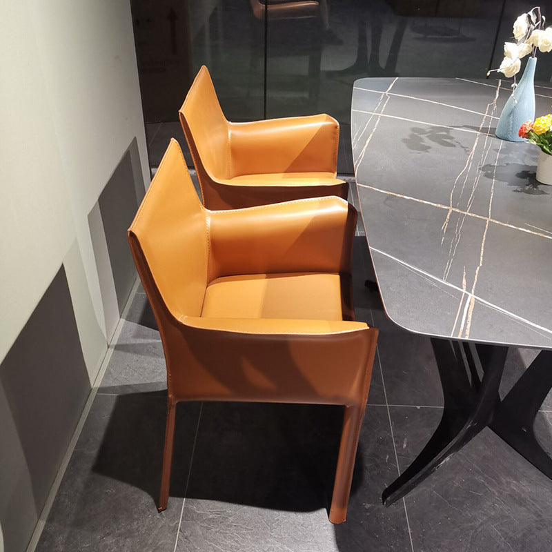 Silla de comedor individual con respaldo sólido y acabado mate de cuero con silla de montar para el hogar de estilo diseñador