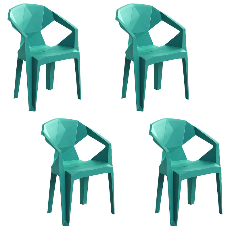 El brazo de cena al aire libre moderno preside el patio trasero lateral plástico que cena los sillones