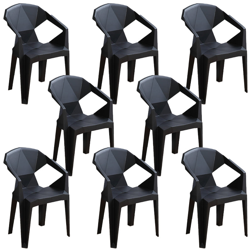El brazo de cena al aire libre moderno preside el patio trasero lateral plástico que cena los sillones
