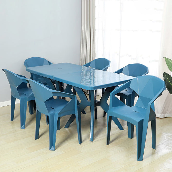 El brazo de cena al aire libre moderno preside el patio trasero lateral plástico que cena los sillones