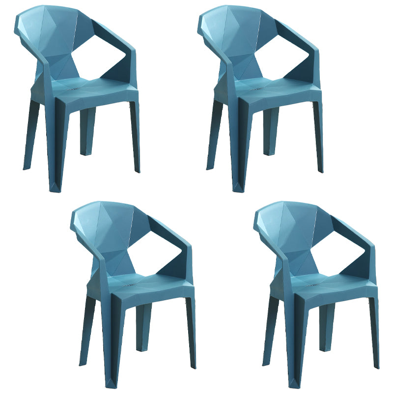 El plástico moderno que cena el patio trasero lateral al aire libre de las sillas del brazo cena los sillones