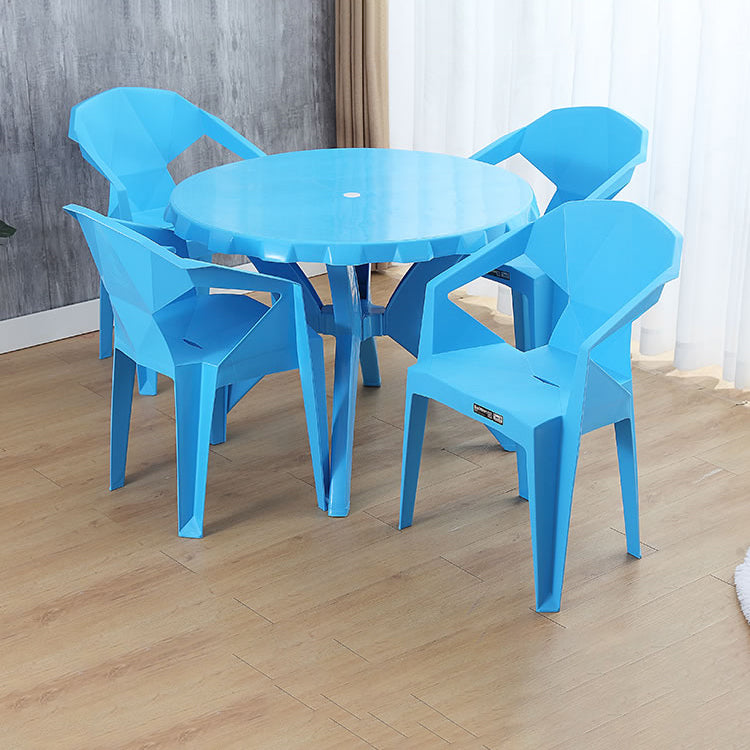 El plástico moderno que cena el patio trasero lateral al aire libre de las sillas del brazo cena los sillones