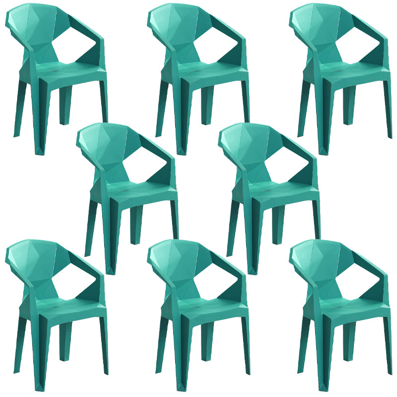 El plástico moderno que cena el patio trasero lateral al aire libre de las sillas del brazo cena los sillones
