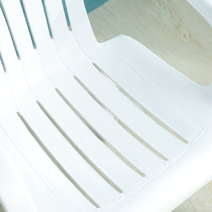 El hogar moderno que cena el brazo preside los sillones de comedor apilables plásticos Windsor