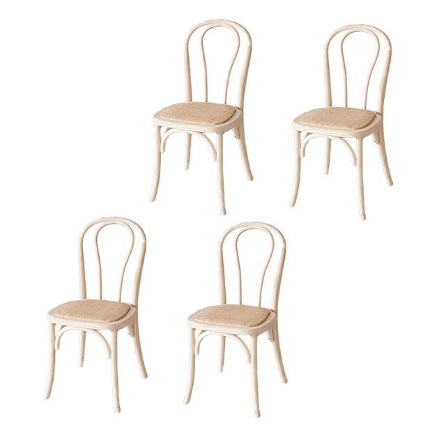 El comedor de madera del cortijo preside la silla lateral plegable trasera de Windsor para el restaurante