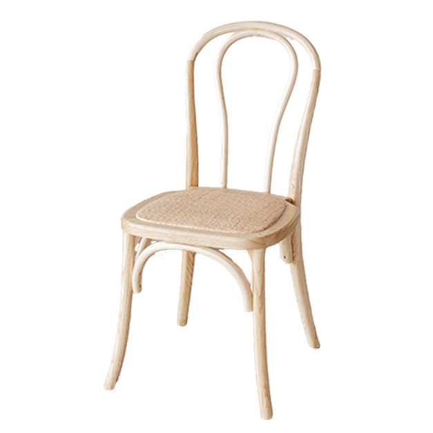 El comedor de madera del cortijo preside la silla lateral plegable trasera de Windsor para el restaurante