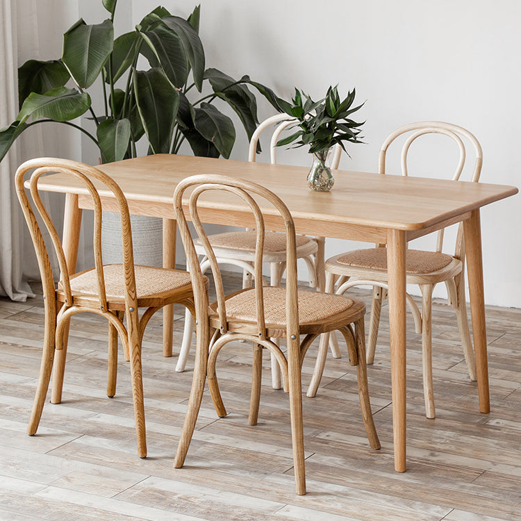 El comedor de madera del cortijo preside la silla lateral plegable trasera de Windsor para el restaurante