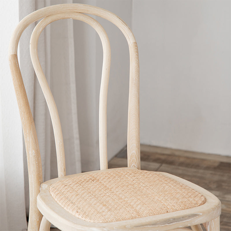 El comedor de madera del cortijo preside la silla lateral plegable trasera de Windsor para el restaurante