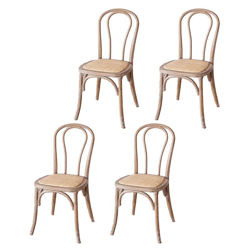 El comedor de madera del cortijo preside la silla lateral plegable trasera de Windsor para el restaurante