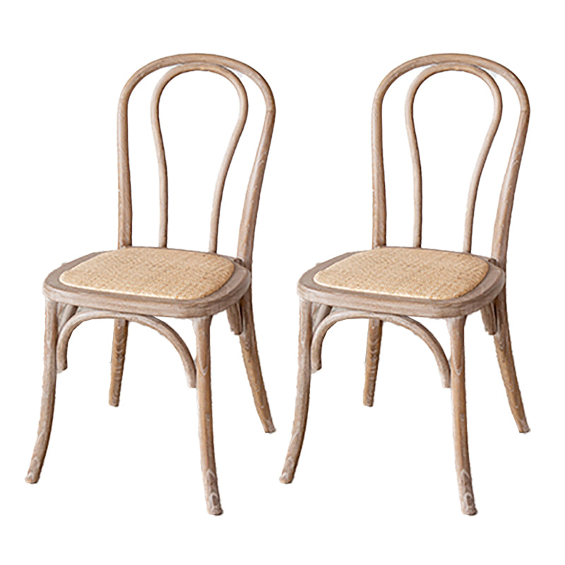 El comedor de madera del cortijo preside la silla lateral plegable trasera de Windsor para el restaurante