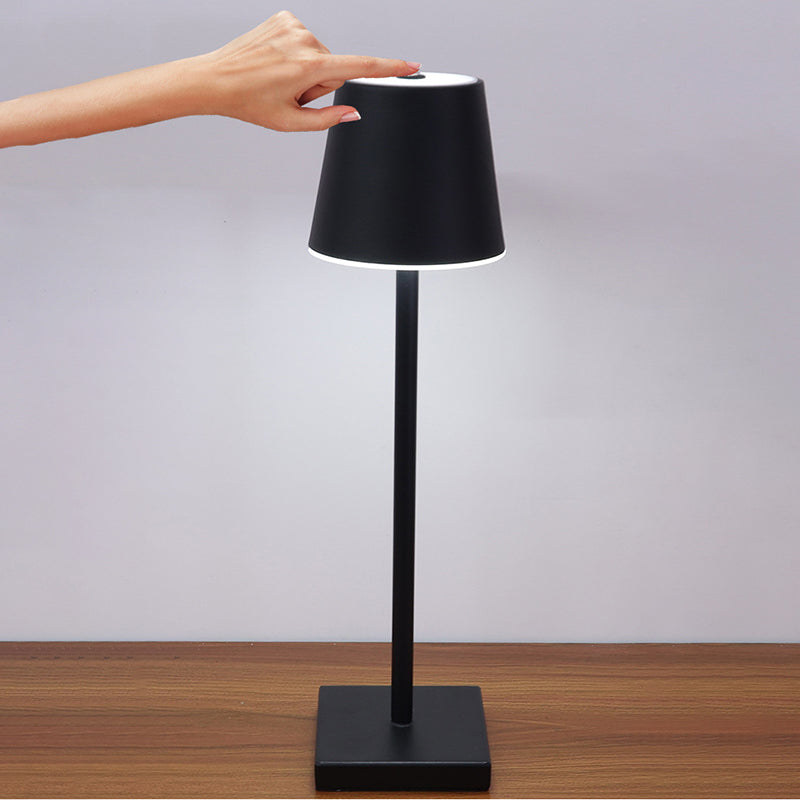 Lampada da tavolo contemporanea a 1 luce a cono in metallo a LED Light per sala da pranzo