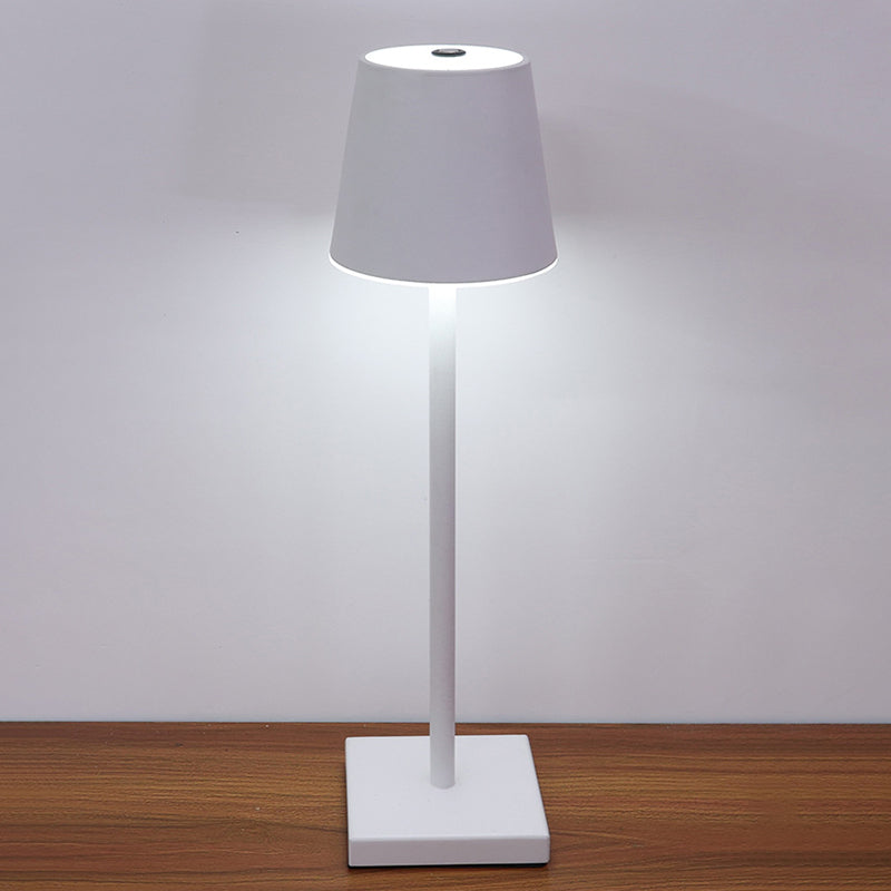 Lampada da tavolo contemporanea a 1 luce a cono in metallo a LED Light per sala da pranzo