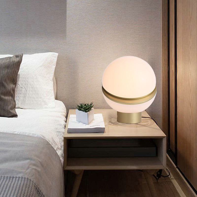 Spotage Semiball Metal Night Table Lampe simplicité Verre de lait 1 Light Gold Tablette de nuit pour le salon