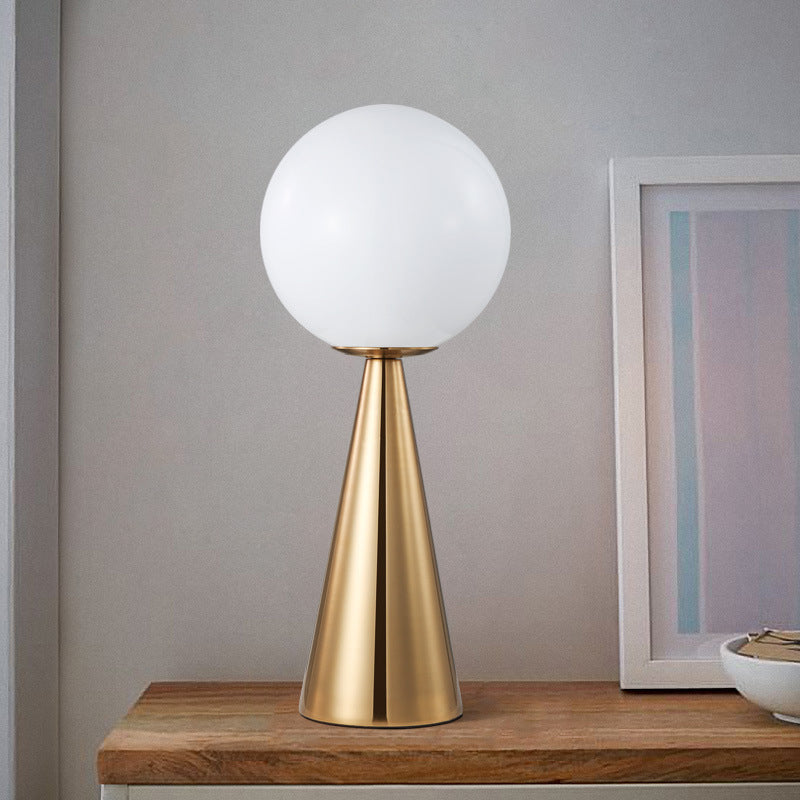 Gouden sferische nachttafelverlichting eigentijdse 1-head metalen nachtkastje lamp met roomglasschaduw